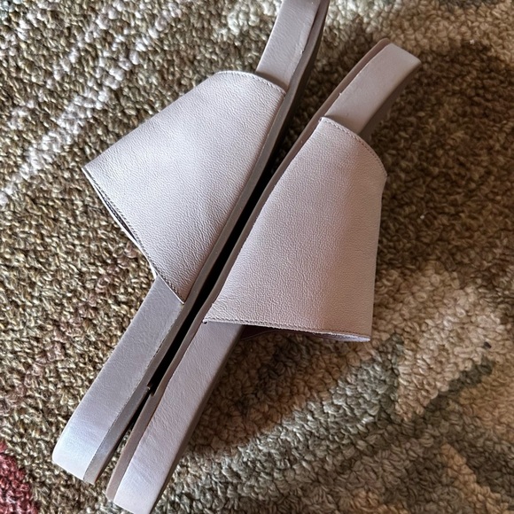 Eileen Fisher Women's Cream Sandals - Picture 4 of 8